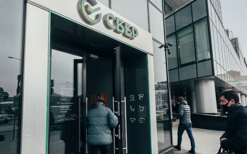 МХАТ отменил спектакль с Бузовой из-за плохих продаж билетов