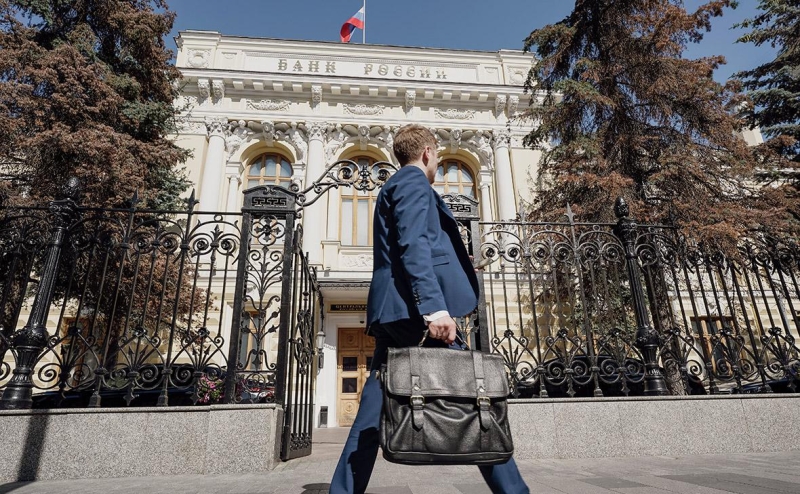 Минэк спрогнозировал более крепкий рубль и торможение ВВП