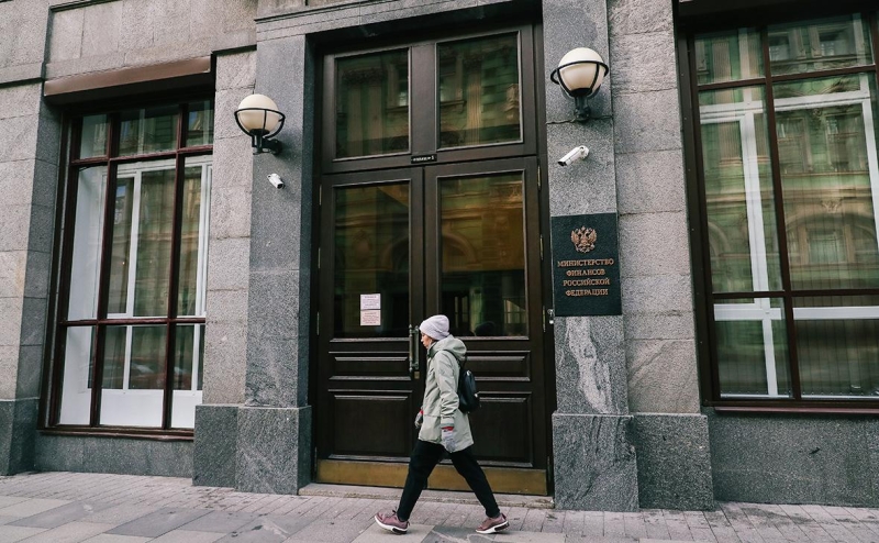 Минфин объяснил налоговые поправки для уехавших россиян