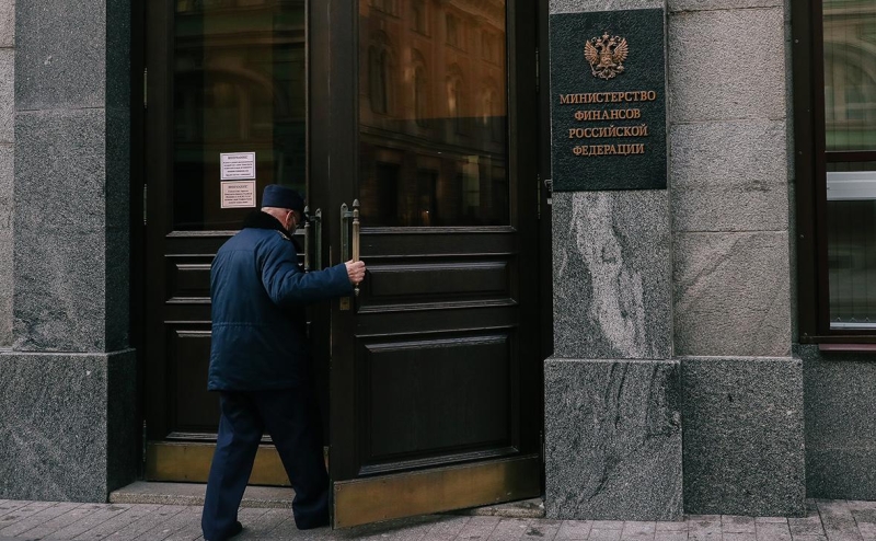 Минфин в ноябре продаст валюты и золота на 100 млн руб.