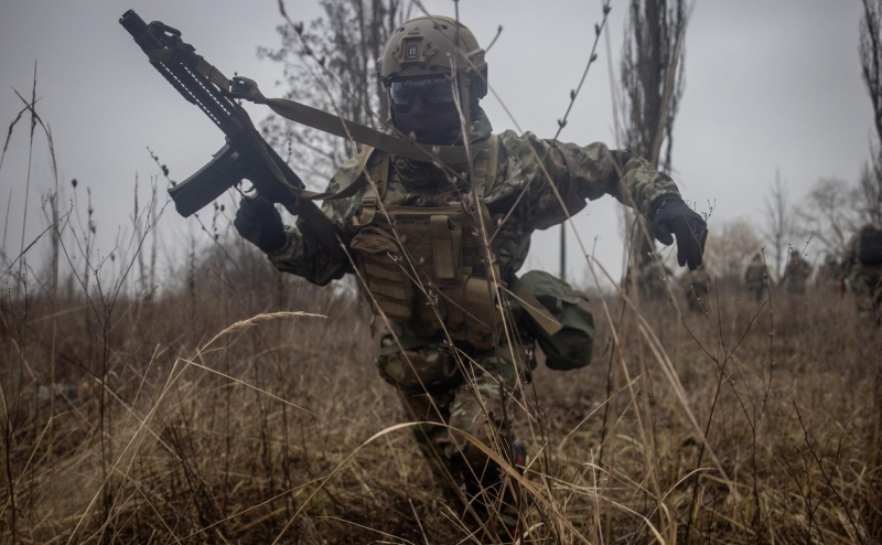 Минюст Украины предложил выдать заключенным оружие или лопаты