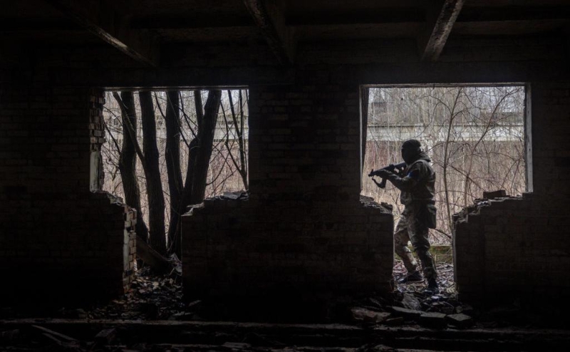 Минюст Украины предложил выдать заключенным оружие или лопаты