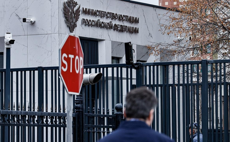 Минюст внес в список нежелательных в России проекты Акунина и