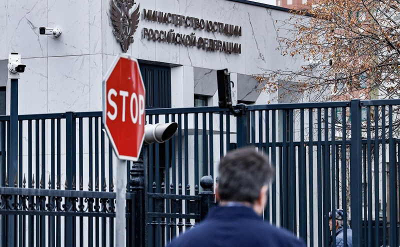 Минюст внес в список нежелательных в России проекты Акунина и