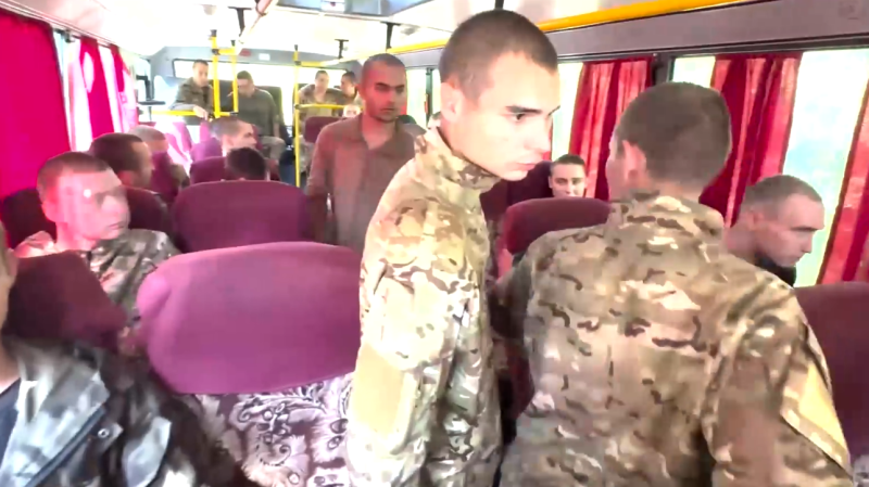 Минобороны показало кадры с возвращенными из плена российскими