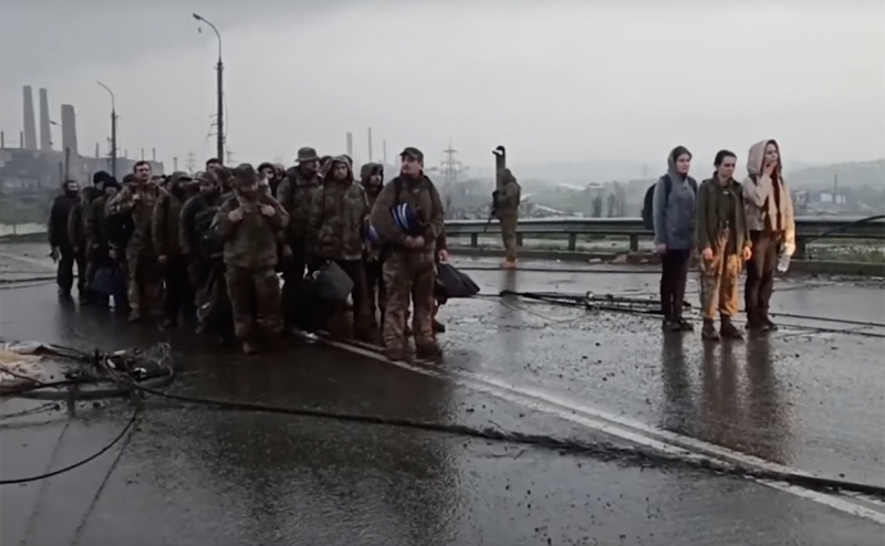 Минобороны показало видео выхода украинских военных с «Азовстали»