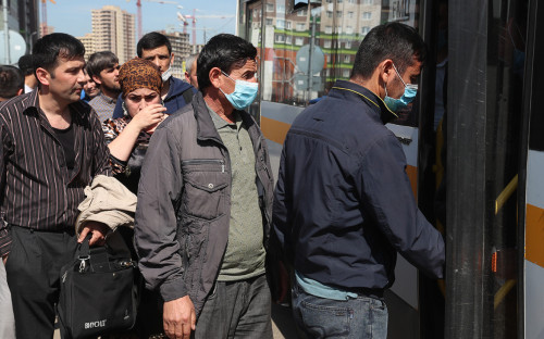 Минсельхоз предложил завозить рабочих-мигрантов на чартерных поездах