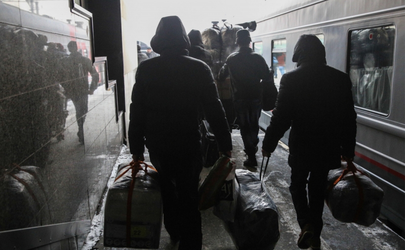 Минсельхоз предложил завозить рабочих-мигрантов на чартерных поездах