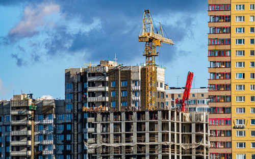 Минстрой назвал причины роста цен на жилье после обращения Путина к ФА