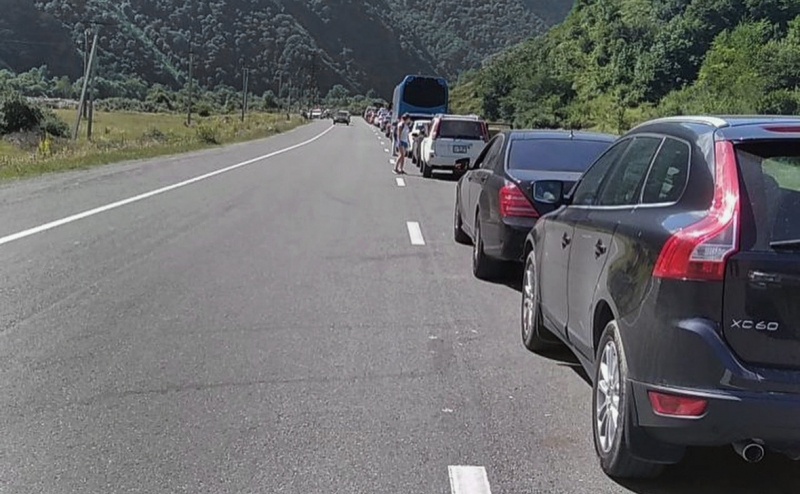 Минтранс пообещал разобраться с пробками на границе с Грузией