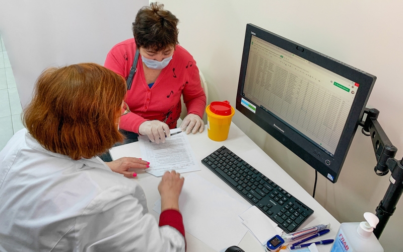 Минтруд допустил отстранение от работы непривитых от COVID-19 сотрудни