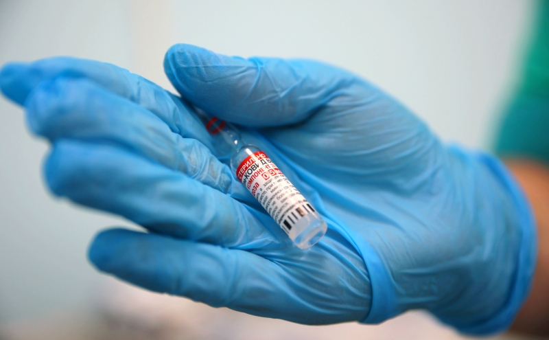 Минтруд допустил отстранение от работы непривитых от COVID-19 сотрудни