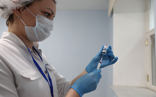 Минздрав включил людей старше 60 лет в приоритетную группу для вакцина