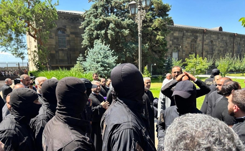 Мирзоян призвал Лаврова не вмешиваться во внутренние дела Армении