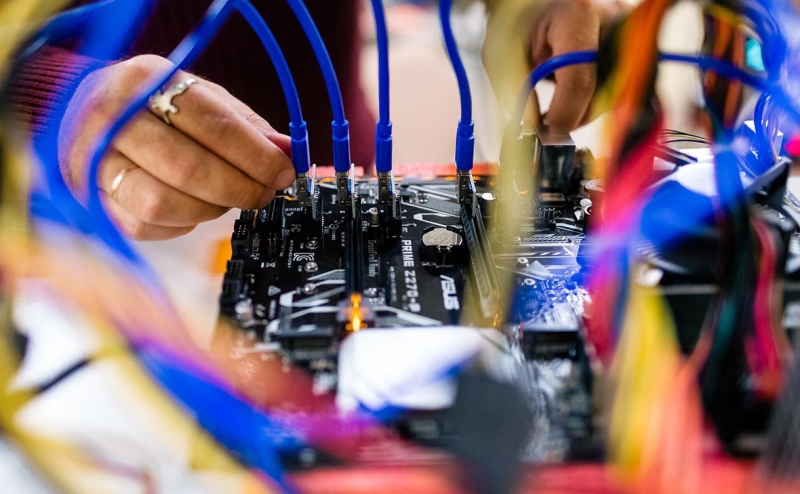 Мишустин уволил задержанного за взятку замглавы Минцифры Паршина