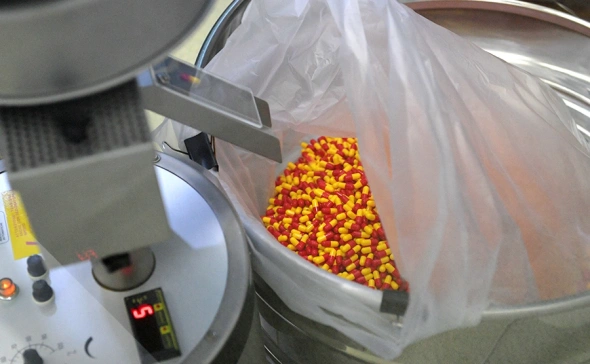 Модный дом Prada купил бренд Versace