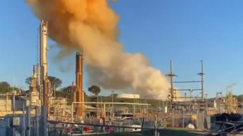 Мощный взрыв и утечка химикатов произошли на заводе в США