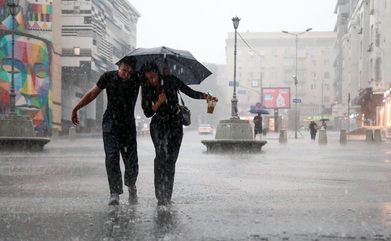 Москвичей попросили не выходить на улицы из-за &laquo;мегаливня&raquo;