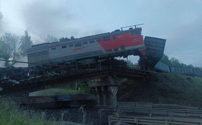 Мост обрушился в Курской области при движении  грузового поезда
