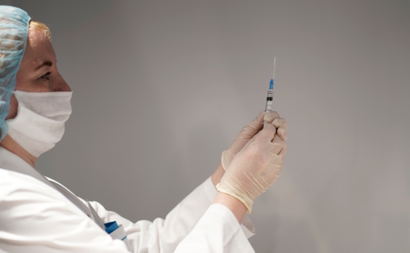 Мурашко призвал вакцинироваться, а не ждать третьей волны пандемии