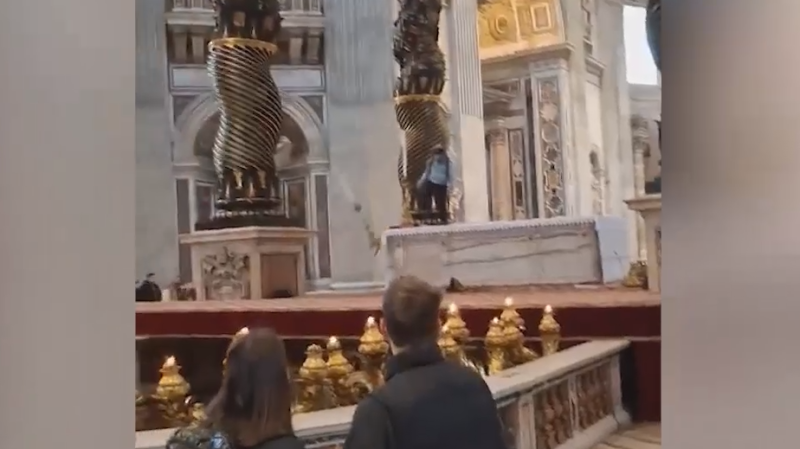 Мужчина осквернил алтарь над гробницей Святого Петра в Ватикане. Видео