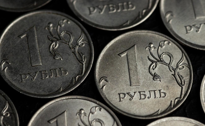 Мужчины и женщины по-разному оценили накопления в долларах и рублях