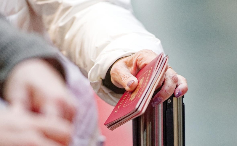 МВД опровергло запрет на выезд из-за наложения текста в загранпаспорте