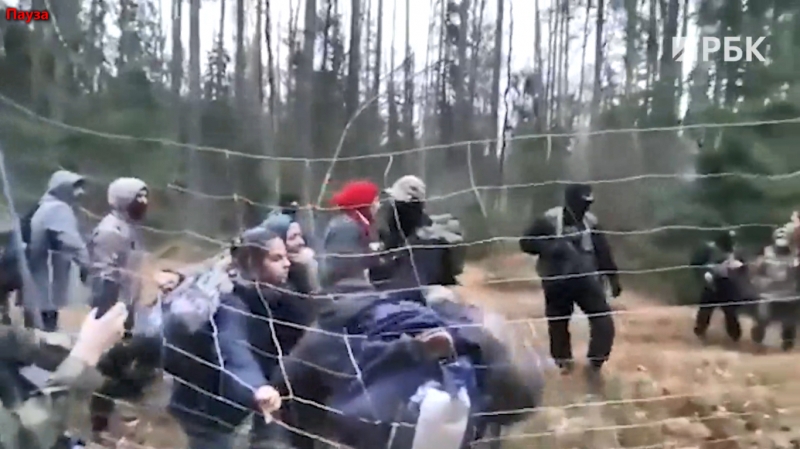 МВД Польши опубликовало видео стычки силовиков и мигрантов у границы