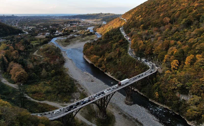 На акции протеста у парламента Абхазии прозвучали выстрелы