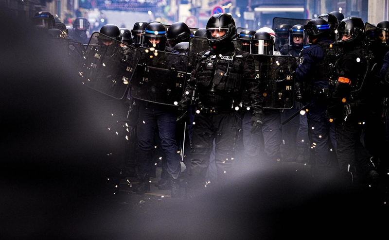 На борьбу с беспорядками во Франции бросят бронемашины и элитную