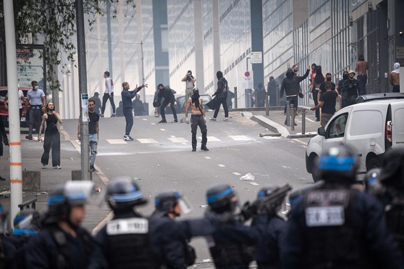 На борьбу с беспорядками во Франции бросят бронемашины и элитную