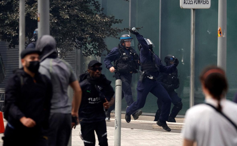 На борьбу с беспорядками во Франции бросят бронемашины и элитную