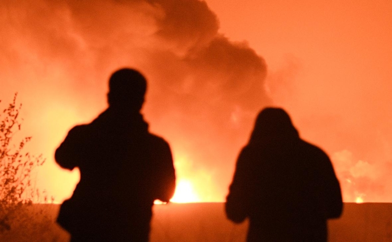 На горящей нефтебазе в Краснодарском крае произошел выброс