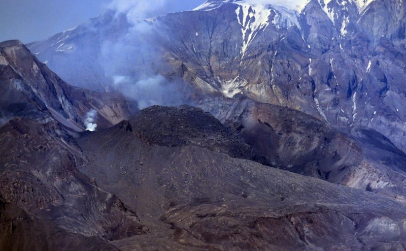 На Камчатке из-за извержения вулкана ввели красный код авиаопасности