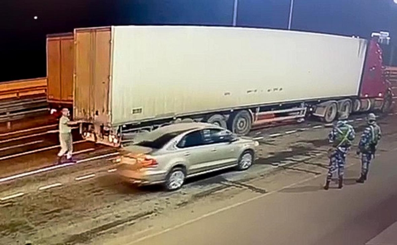 На Крымском мосту в сторону полуострова ввели сплошной контроль