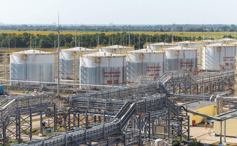 На Кубани из-за атаки беспилотника загорелся резервуар Ильского НПЗ