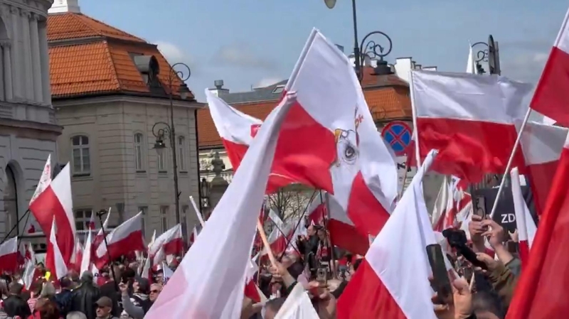 На марш оппозиции в центре Варшавы вышли тысячи человек