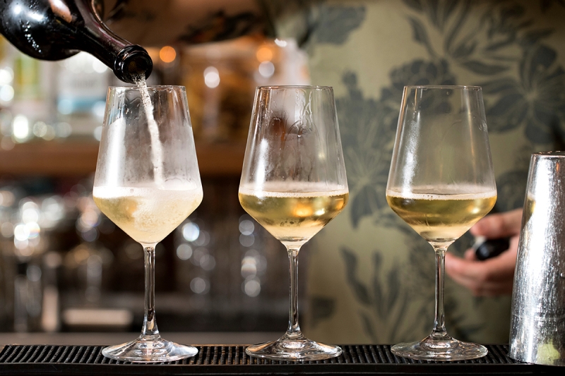 На новогодние корпоративы стали чаще заказывать российское игристое