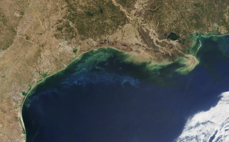 На НПЗ в Волгоградской области возник пожар из-за дрона