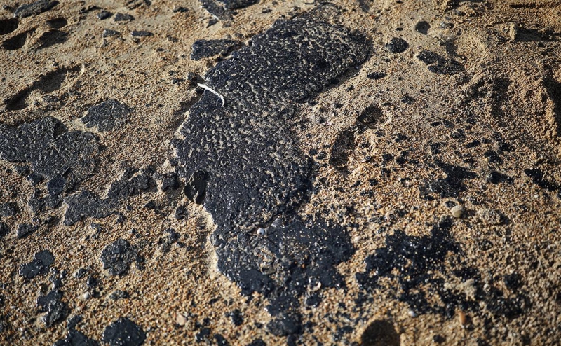 На побережье Керчи выбросило мазут с потерпевших крушение танкеров