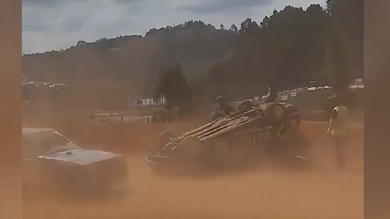 На Шри-Ланке автомобиль во время гонки вылетел в толпу, убив семь