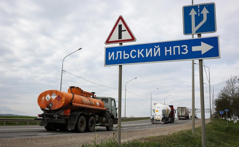 На территории НПЗ в Краснодарском крае возник пожар после падения