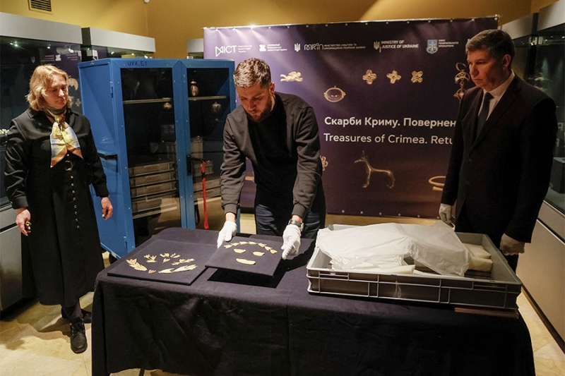 На Украине показали фотографии привезенного в Киев скифского золота