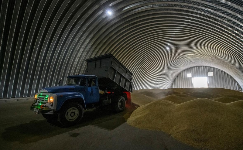 На Украине заявили о повреждении зернохранилищ в порту в Одесской