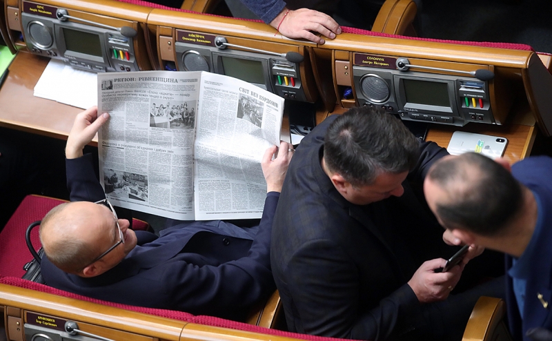 На Украине запретили издавать печатные СМИ только на русском языке