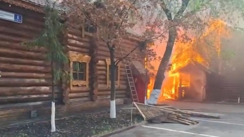 На востоке Москвы загорелись бани