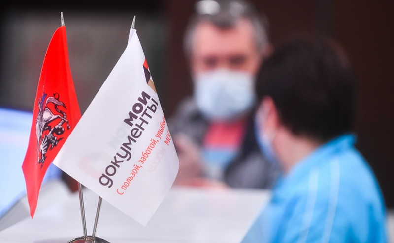 На задержанную за отказ от маски в МФЦ женщину завели уголовное дело