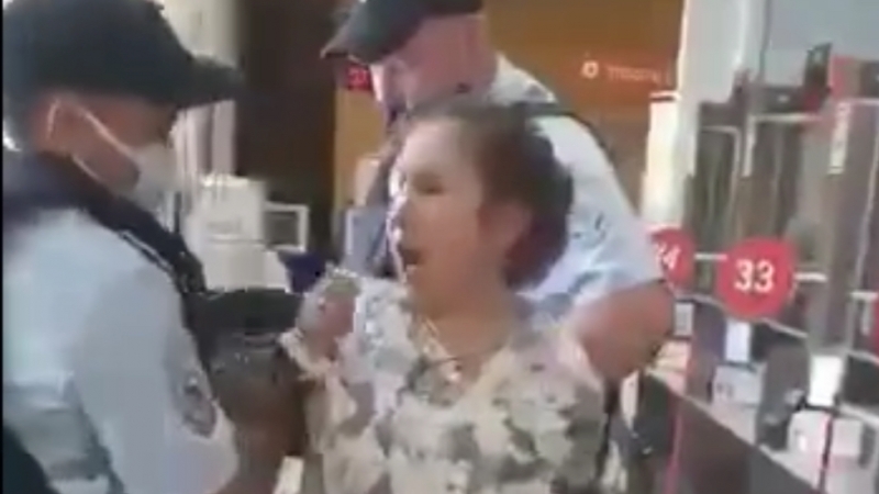 На задержанную за отказ от маски в МФЦ женщину завели уголовное дело