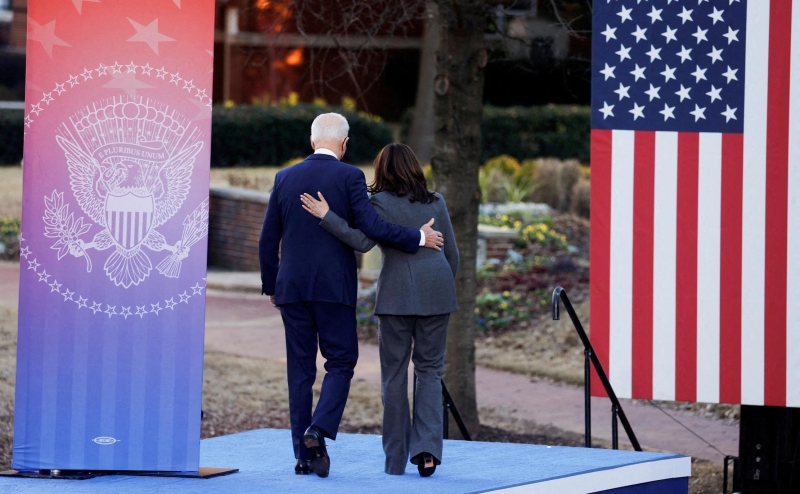 «Нация испытала облегчение». Что СМИ США пишут о снятии Байдена с