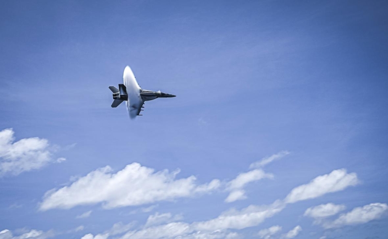 Над Тихим океаном потерпели крушение вертолет и истребитель США